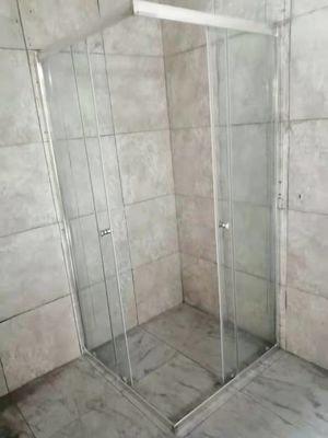 가득 차있는 투명한 유리제 미닫이 문 샤워실 사각 900x900mm